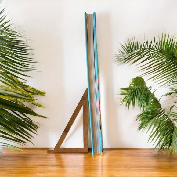 WONDER WOMEN Illustrated Hardcover Book | Frida Kahlo, Coco Chanel, Marie Curie - Picture 9 of 11